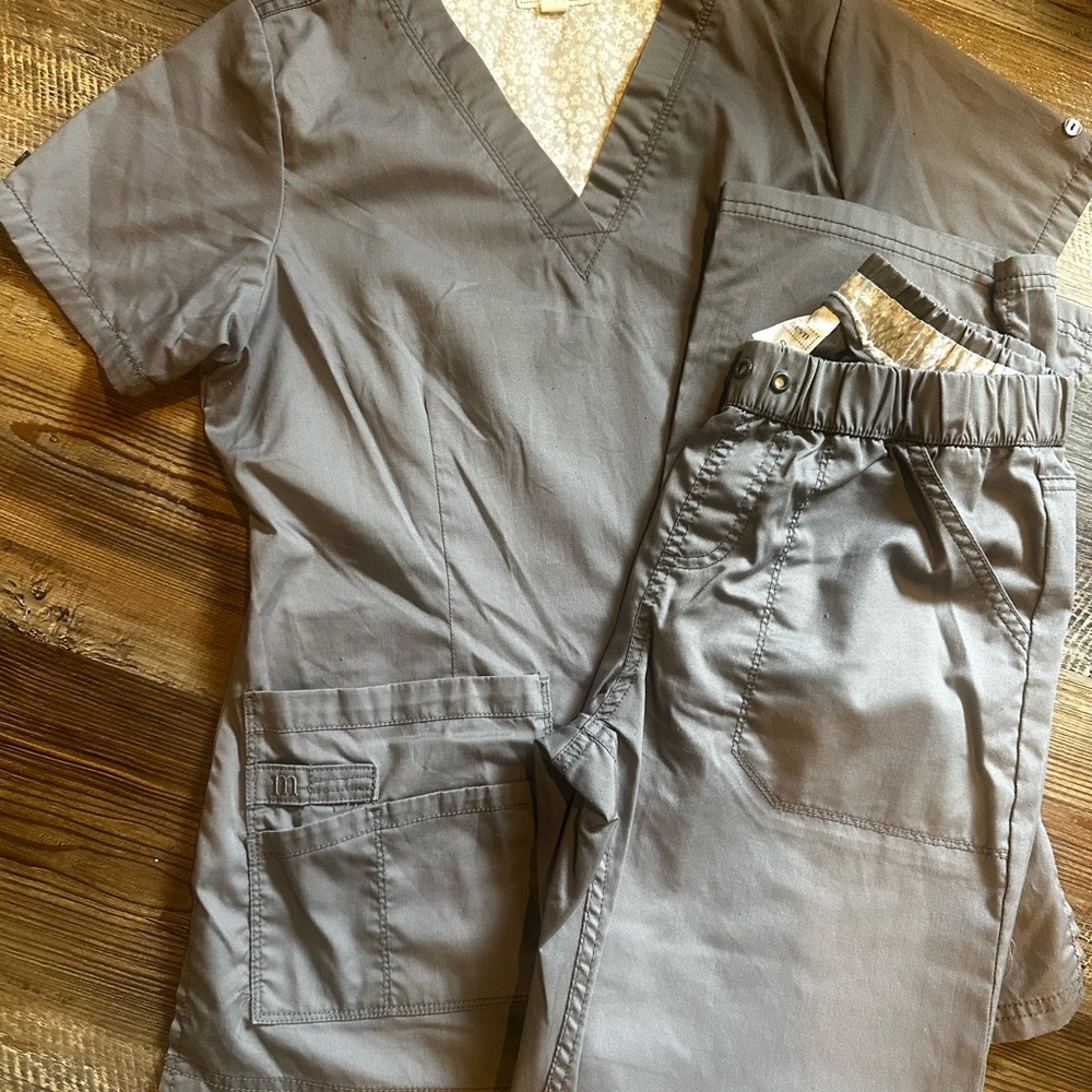 Maeve Gray Top pants with Floral Pattern scrubs set small women